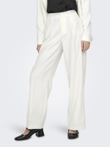 Loosefit Pantalon à plis 'ELLY' ONLY en blanc : devant