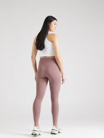 Skinny Pantaloni sportivi 'UNIVERSA' di NIKE in lilla