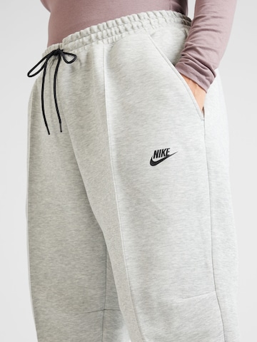 Nike Sportswear Tapered Sportsbukser i grå