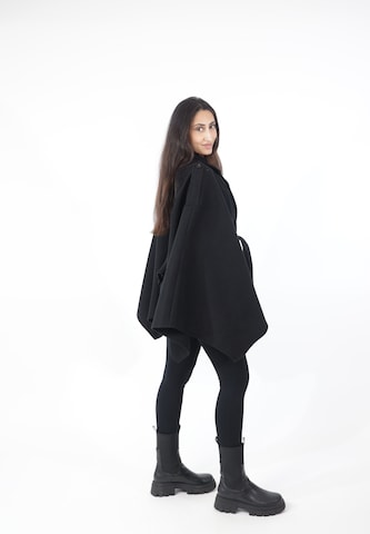 Elara Cape in Schwarz