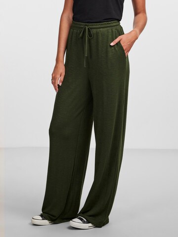 PIECES Loose fit Pants in Green: front