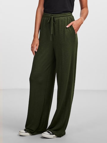 Loosefit Pantalon PIECES en vert : devant