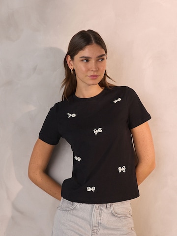 Next T-shirt i svart: framsida