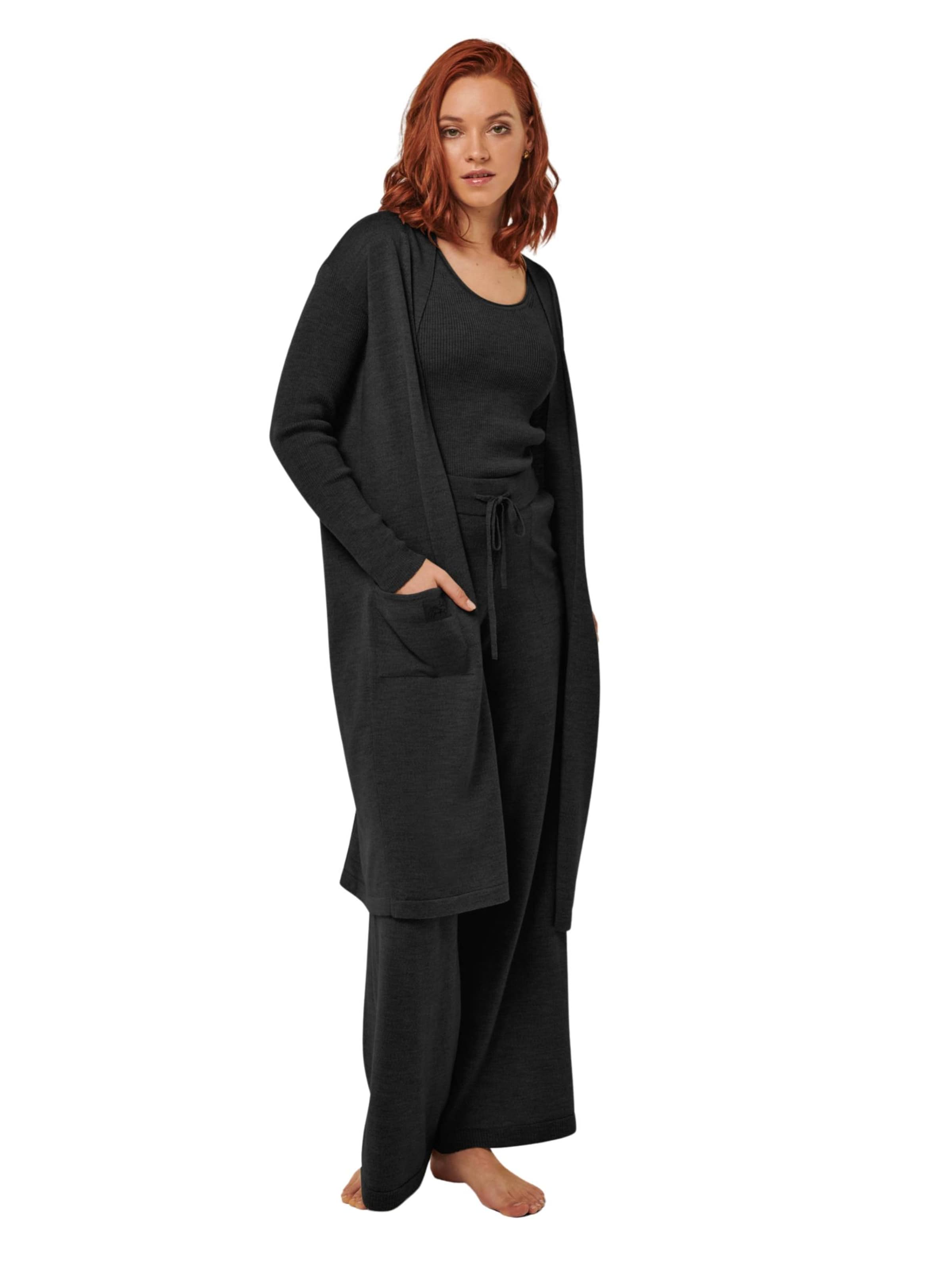 YOU LOOK PERFECT Loungewear in Black: front