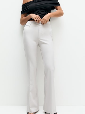 Pull&Bear Rozkloszowany krój Spodnie w kant w kolorze szary