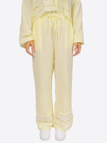 Seasons of April Wide leg Broek 'Ines' in Geel: voorkant