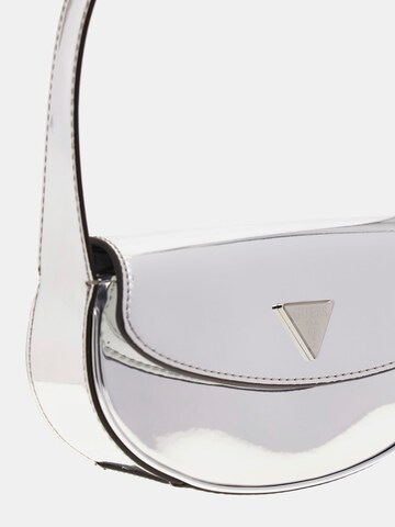 GUESS Schultertasche 'Arnela' in Silber