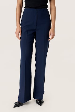 SOAKED IN LUXURY Flared Bügelfaltenhose 'Corinne  ' in Blau: Vorderseite