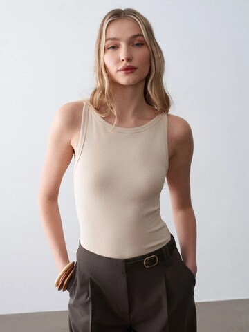 Dilvin Top in Beige: front