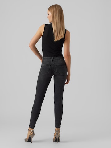 VERO MODA - Skinny Vaquero 'Robyn' en negro