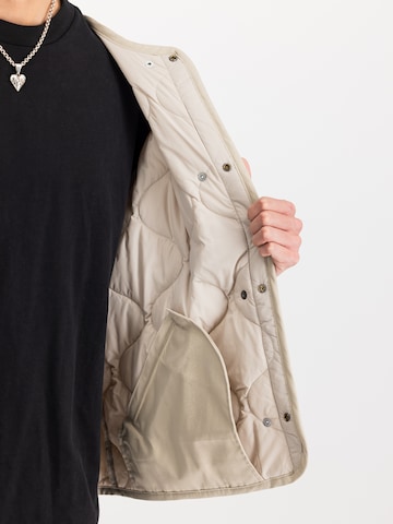 ALPHA INDUSTRIES Tussenjas in Beige
