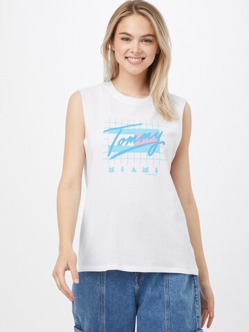 Top de la Tommy Jeans pe alb: față