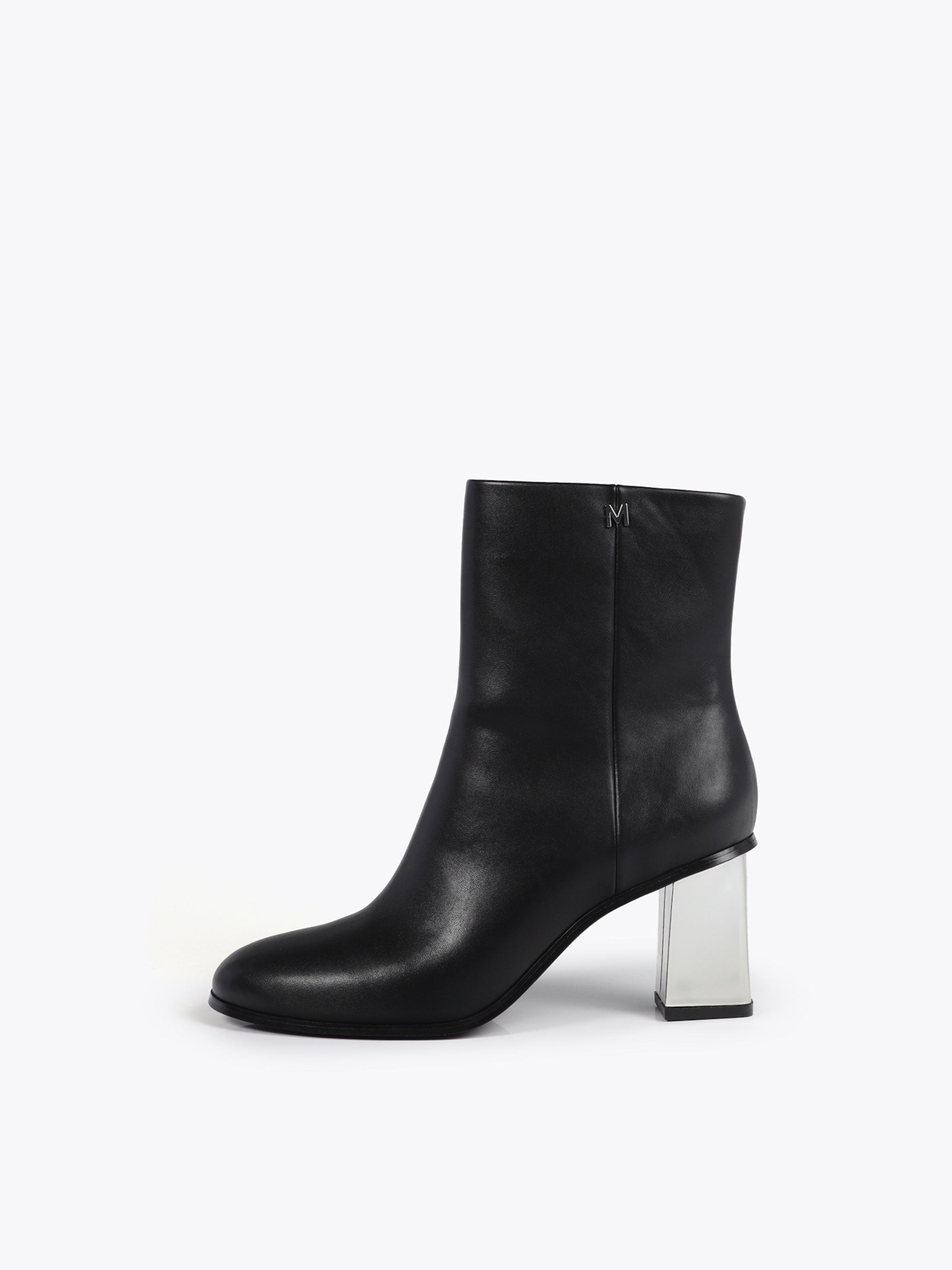 melns Lola Casademunt Puszābaki: no priekšpuses