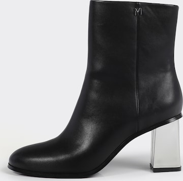 Lola CasademuntGležnjače - crna boja: prednji dio