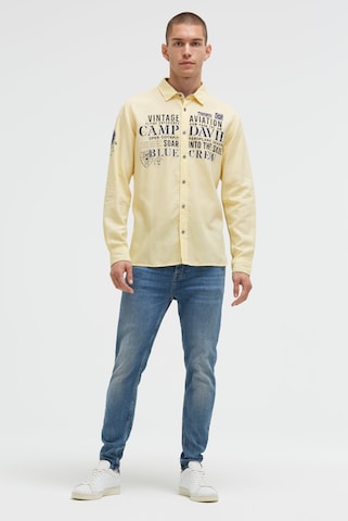 CAMP DAVID Regular Fit Jacquard-Langarmhemd mit Artworks in Gelb: Vorderseite