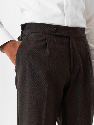regular Pantaloni con pieghe 'Nikolaus' di Antioch in marrone