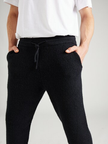 ABOUT YOU x Jaime Lorente Tapered Hose 'Taylan' in Schwarz