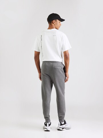 Nike Sportswear Tapered Broek 'CLUB' in Grijs