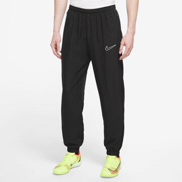 Tapered Pantaloni sportivi 'Academy23' di NIKE in nero: frontale