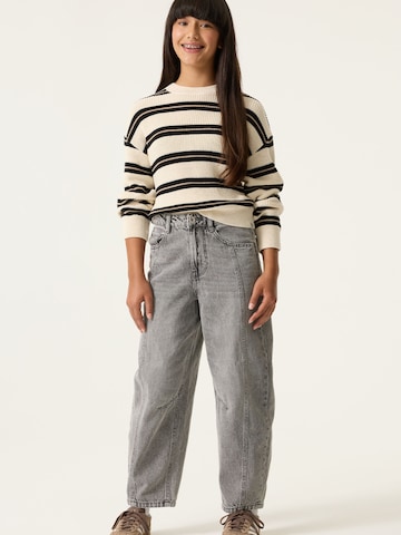 Pulover de la GARCIA pe alb