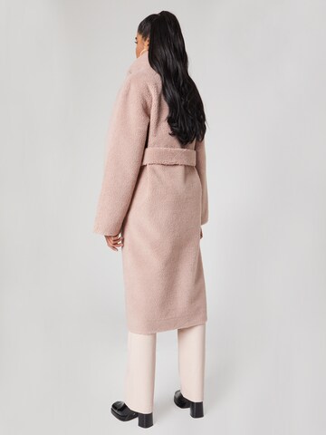 Manteau d’hiver 'Joelle' Katy Perry exclusive for ABOUT YOU en rose