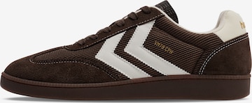 Baskets basses Hummel en marron : devant