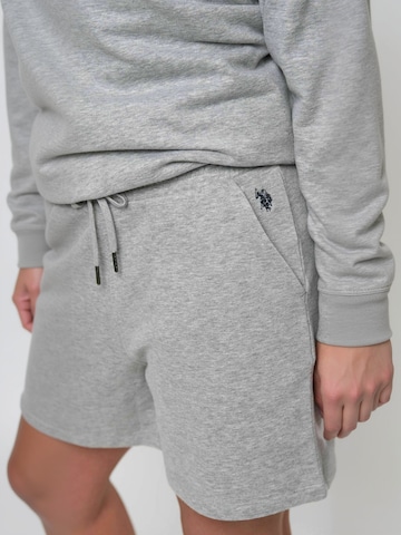 U.S. POLO ASSN. Regular Housut ' UWMaeve ' värissä harmaa