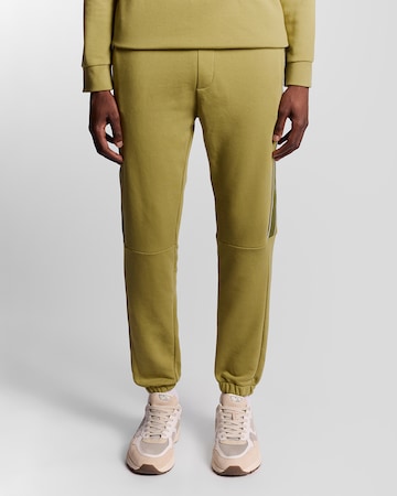 Lyle & Scott Tapered Hose 'Tap Trackies' in Grün: Vorderseite