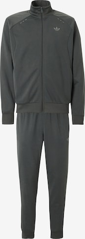 ADIDAS ORIGINALS Joggingdragt 'TECH ESS' i grå: forside