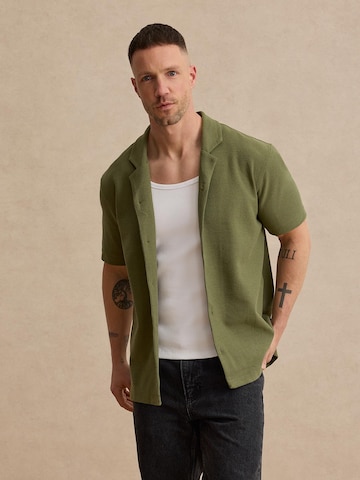 DAN FOX APPAREL جينز مضبوط قميص 'Leon' بلون أخضر: الأمام