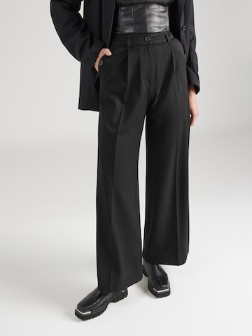 Wide leg Pantaloni cutați de la Nasty Gal pe negru: față