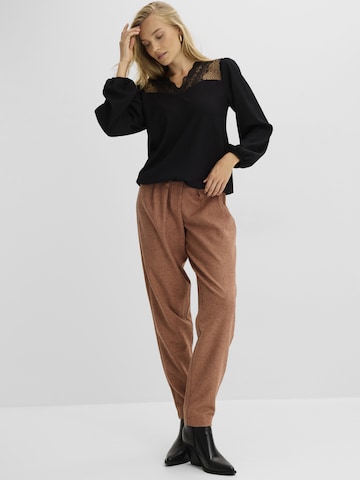 bonprix - Blusa en negro