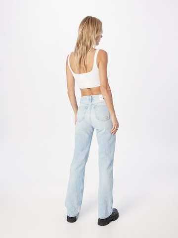 Calvin Klein Jeans جينز واسع من الأسفل جينز بلون أزرق