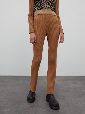 Coupe slim Pantalon 'Vivi' EDITED en marron : devant