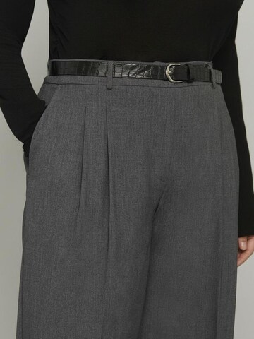 Regular Pantalon Fiorella Rubino en gris