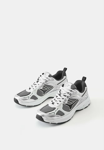 Pull&Bear Nízke tenisky - Strieborná
