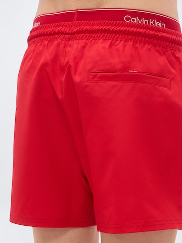 Calvin Klein Swimwear Plavecké šortky – červená