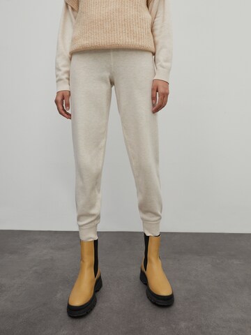 EDITED Tapered Broek 'Giona' in Beige: voorkant