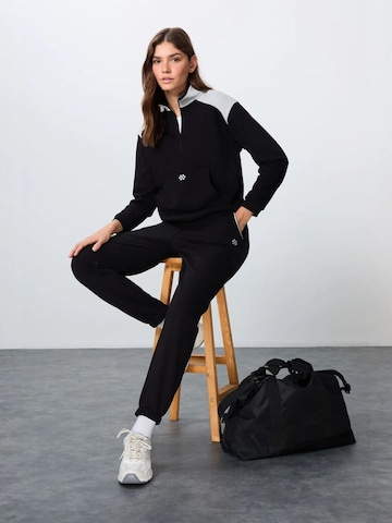 Completo per l'allenamento 'Aktive Sets' di Tommy Life in colori misti: frontale