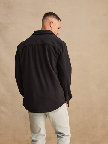 DAN FOX APPAREL Средняя посадка Рубашка 'Jarne' в Черный