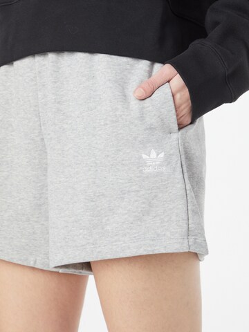 ADIDAS ORIGINALS Loosefit Kalhoty 'Adicolor Essentials' – šedá