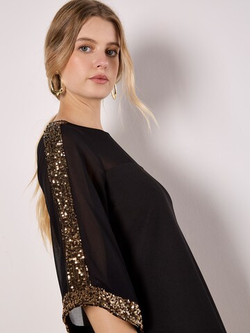 Apricot Kleid in Schwarz