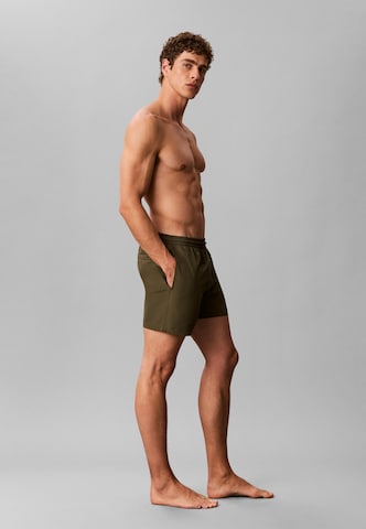 Calvin Klein Underwear Plavecké šortky – zelená: boční strana