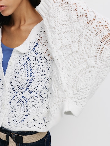 Cardigan dimensiuni mari de la Pull&Bear pe bej
