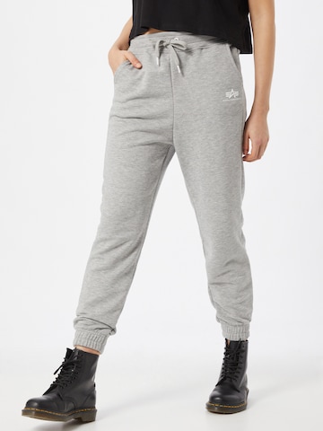 ALPHA INDUSTRIES Tapered Broek in Grijs: voorkant