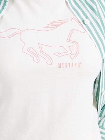 Tricou 'STYLE LOA' de la MUSTANG pe alb