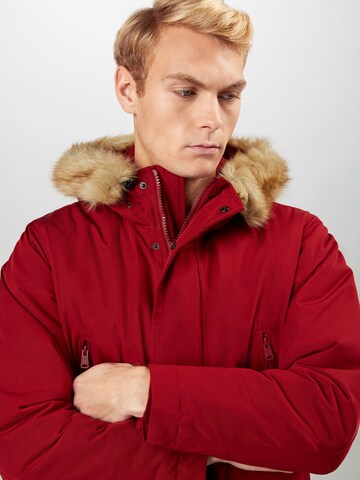 sarkans LEVI'S ® Standarta piegriezums Ziemas parka 'Woodside Long Utility'