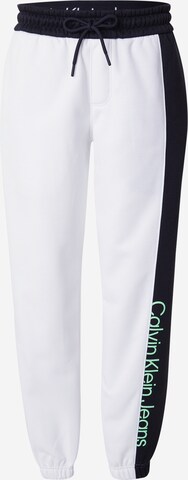 Tapered Pantaloni de la Calvin Klein Jeans pe alb: față