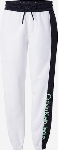 Calvin Klein Jeans Tapered Broek in Wit: voorkant