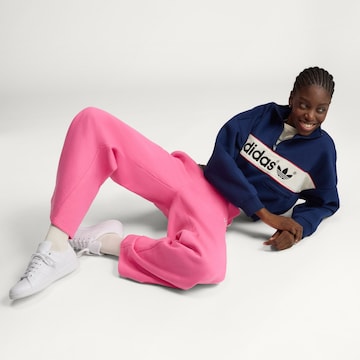 ADIDAS ORIGINALSWide Leg/ Široke nogavice Hlače 'AdiSignature' - roza boja